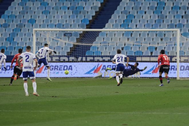 Gol de penalti de Narváez en el Real Zaragoza-Logroñés (Foto: Dani Marzo).