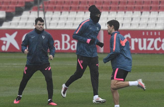 Los jugadores del Sevilla en el entrenamiento de este viernes (foto: Kiko Hurtado).