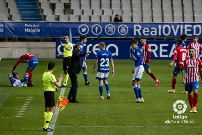 Ziganda da órdenes a Mossa y Edgar durante el último derbi Oviedo-Spoting (Foto: LaLiga).