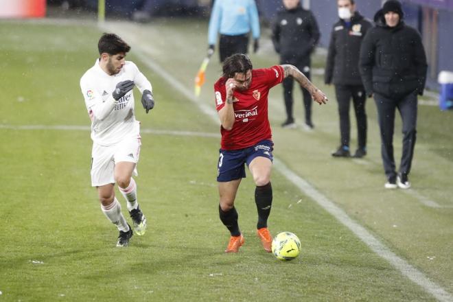 Asensio persigue a Juan Cruz en el Osasuna-Real Madrid (Foto: CAO).