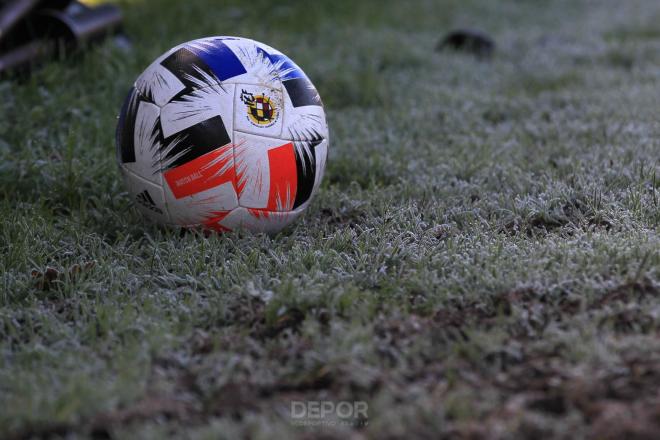 Balón de la competición sobre césped helado (Foto: RCD).