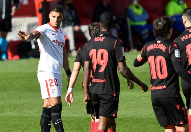 Diego Carlos se disculpa tras su gol en propia en el Sevilla-Real Sociedad (Foto: Kiko Hurtado).