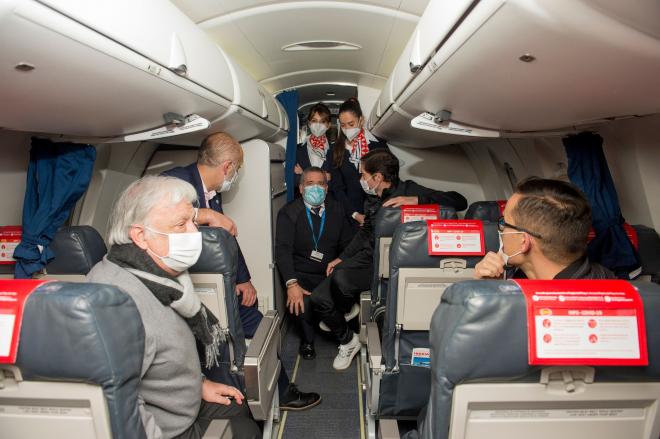 Aitor Elizegi y varios de sus directivos en el avión a Madrid que tuvo que darse la vuelta (Foto: Athletic Club).