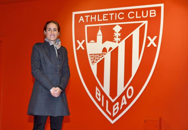 Iraia Iturregi posa ante el escudo en San Mamés (Foto: Athletic Club).