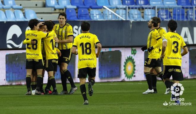 Los jugadores del Real Oviedo se abrazan para celebrar el gol de Nahuel al Málaga (Foto: LaLiga).