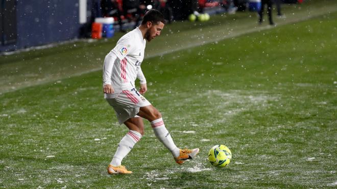 Eden Hazard controla un balón (Foto: Real Madrid).