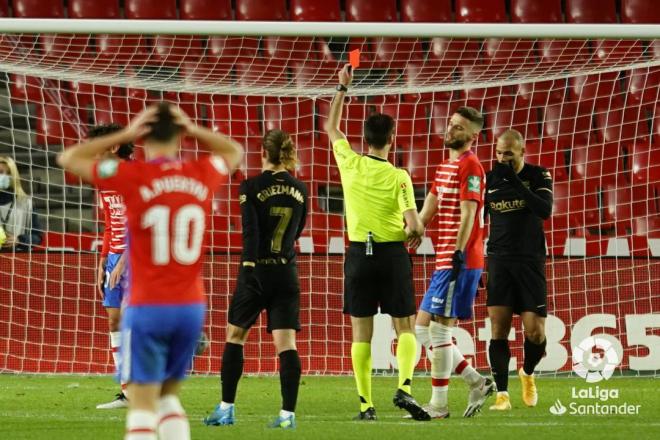 De Burgos Bengoetxea muestra la tarjeta roja directa a Jesús Vallejo (Foto: LaLiga Santander).