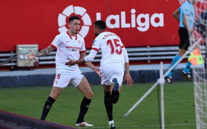 En-Nesyri celebra con Ocampos su tercer gol ante la Real Sociedad. (Foto: Kiko Hurtado).
