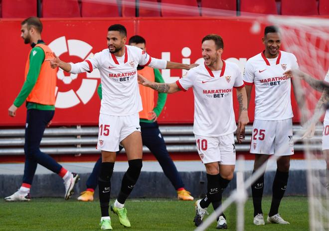 En-Nesyri celebra su tercer gol ante la Real Sociedad. (Foto: Kiko Hurtado).