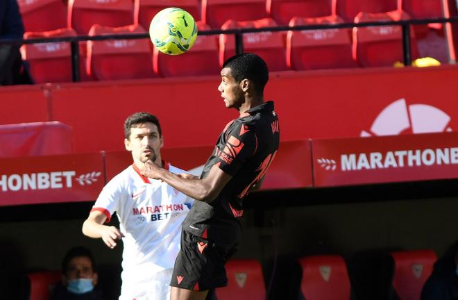 Navas ante Isak, en el Sevilla - Real Sociedad. (Foto: Kiko Hurtado).