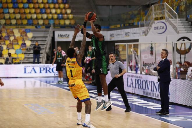 Los nuevos árbitros vienen de pitar el Gran Canaria-Joventut (acb Photo / M. Henríquez).