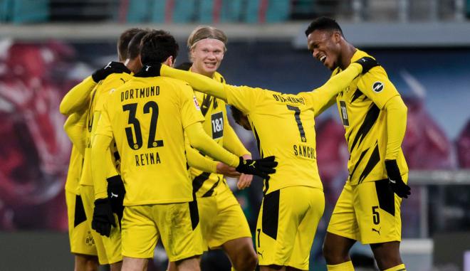 Haaland y sus compañeros celebran un gol (foto: Borussia de Dortmund).