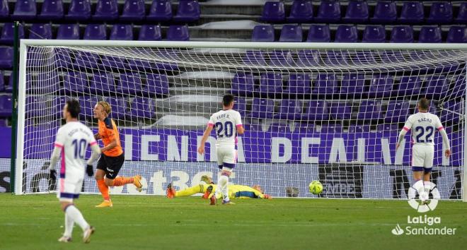 Error de Masip en el gol de Carlos Soler en el Valladolid-Valencia (Foto: LaLiga).