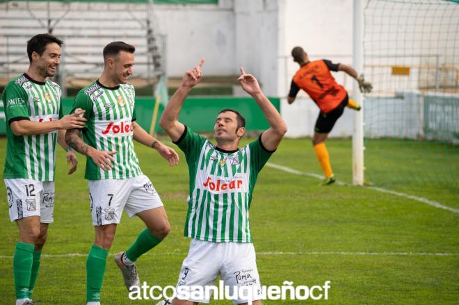 Diego Cervero dedica su gol a Pablo, el sanitario fallecido en Nuevo Gijón (Foto: Atlético Sanluq