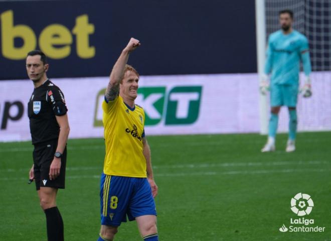 Álex Fernández celebra su gol en el Cádiz-Alavés (Foto: LaLiga).