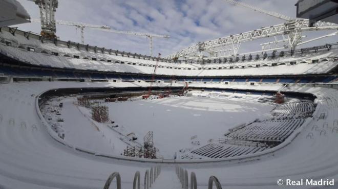 Imagen del Santiago Bernabéu cubierto por la nieve (Foto: RMCF).