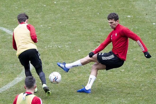 Lucas Torró, en un entrenamiento de Osasuna (FOTO: @CAOsasuna).