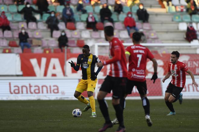 Mujaid con el balón durante el Zamora-Dépor (Foto: RCD).