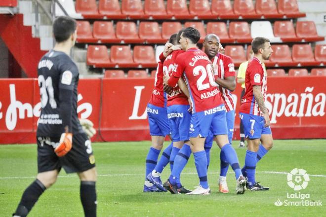 El Sporting celebra uno de los goles de Djurdjevic al Logroñés (Foto: LaLiga).
