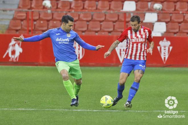 Aitor García encara durante el partido del Sporting ante el Fuenlabrada (Foto: LaLiga).