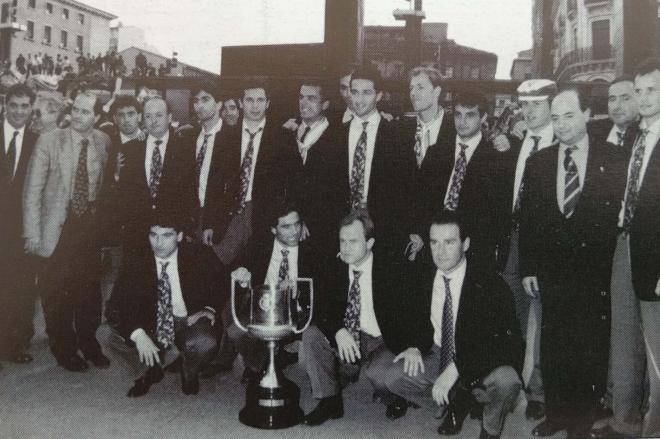 Chaves, a la izquierda, junto a Alfonso Soláns y Pedro Herrera, tras ganar la Copa del 94 (Foto: Ángel Aznar).