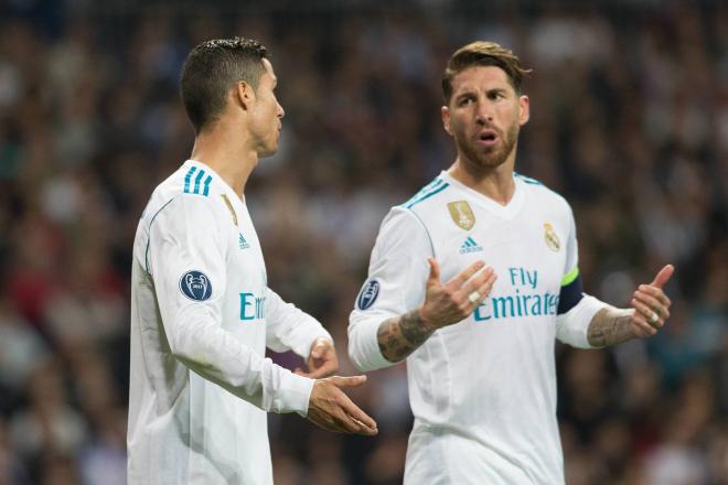 Cristiano Ronaldo y Sergio Ramos hablan durante un partido del Real Madrid.