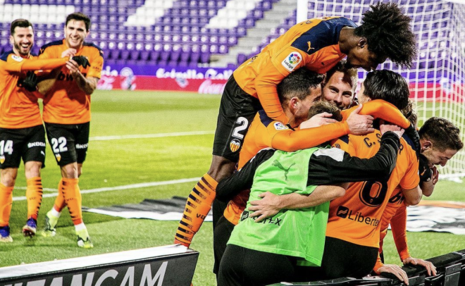 El equipo celebra el gol de Soler en Valladolid (Foto: Valencia CF).