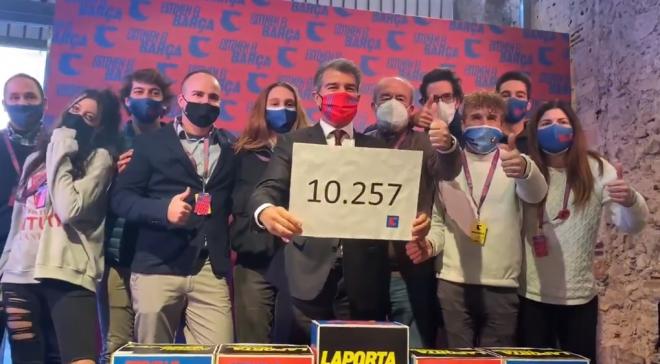 Joan Laporta entregará más de 10.000 firmas al Barcelona.