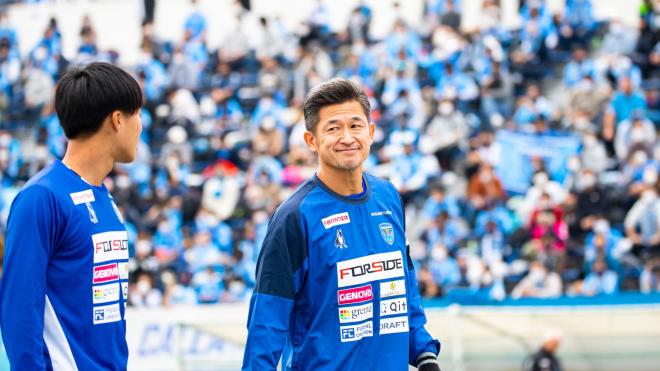 Kazuyoshi Miura, en un calentamiento (Foto: Yokohama FC).