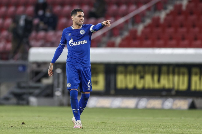 Omar Mascarell en un partido con el Schalke 04.