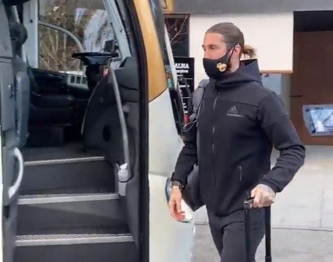 Sergio Ramos sale del hotel de Pamplona.