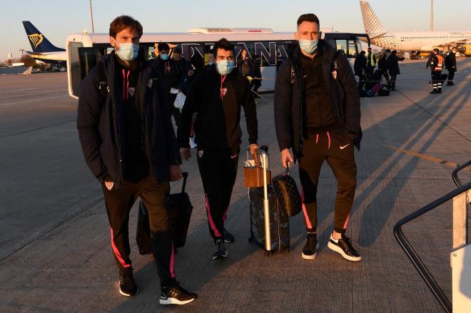 Los jugadores del Sevilla FC en el aeropuerto (foto: SFC).