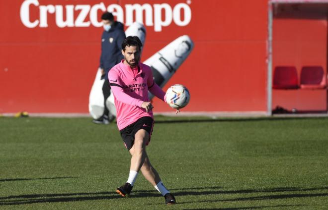 Suso, en el último entrenamiento del Sevilla antes de viajar a Madrid (Foto: Kiko Hurtado).