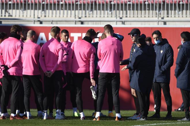 Los jugadores del Sevilla en un entrenamiento (foto: Kiko Hurtado).