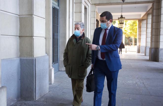 El expresidente Pepe León a la llegada al Juzgado (foto: Kiko Hurtado).