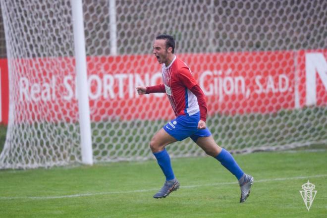 Álvaro Santamaría celebra un gol con el Juvenil del Sporting (Foto: Real Sporting)