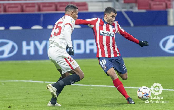 Fernando no consigue tapar a Correa en la acción del gol. (Foto: LaLiga).