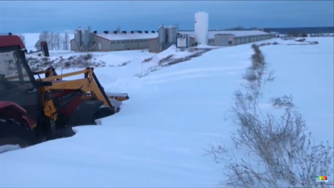 El tractor del atleta Dani Mateo, quitando nieve en La Milana (Soria).