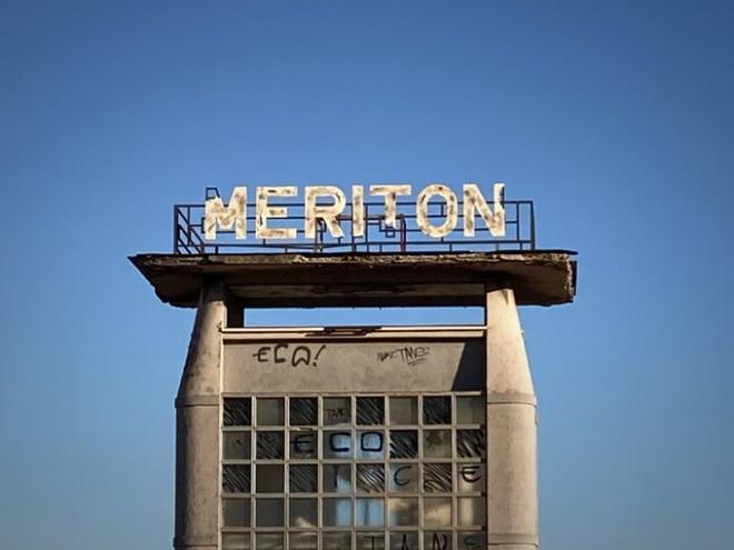 Fábrica en ruinas con Meriton, empresa de Peter Lim (Foto: twitter @itmustbelove86)