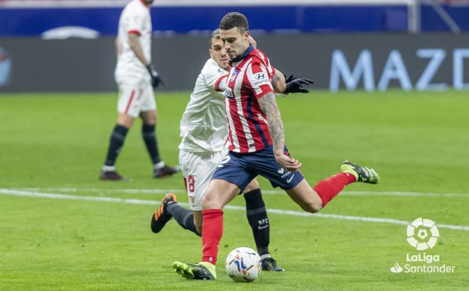 Hermoso golpea un balón en el Atlético-Sevilla (Foto: LaLiga).