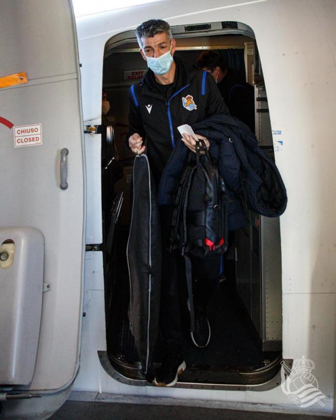 Imanol Alguacil se baja del avión en un desplazamiento de la Real (Foto: Real Sociedad).