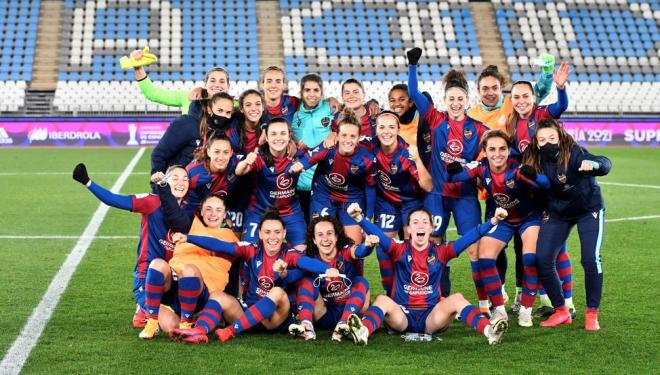 Las jugadoras del Levante celebran su victoria en la primera semifinal de la Supercopa (Foto: EFE9