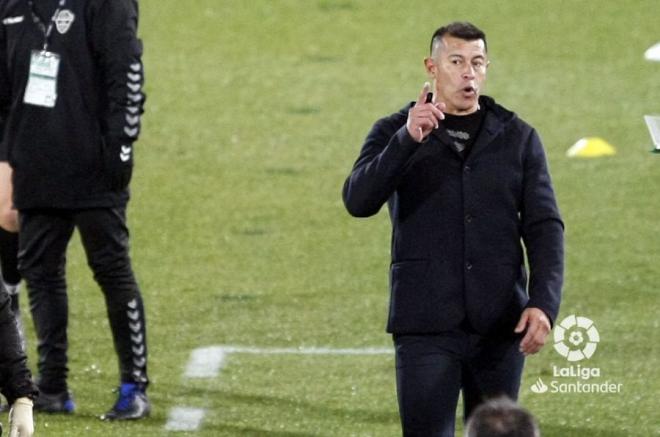 Miguel Almirón, durante el Elche-Getafe (Foto: LaLiga Santander).