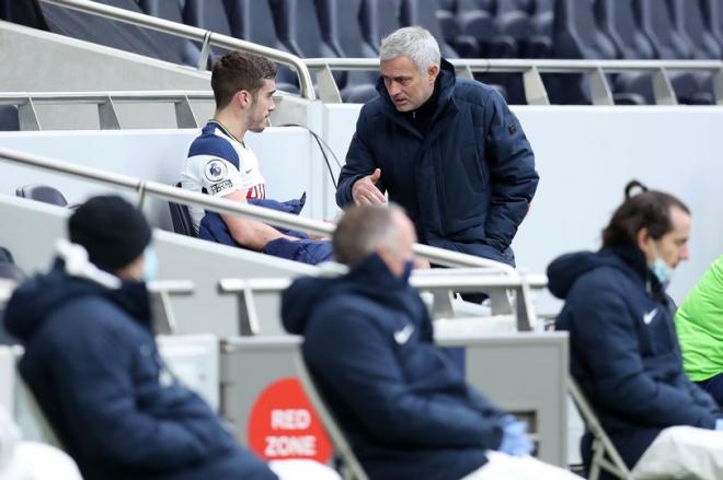 Mourinho habla con Harry Winks (Foto: Tottenham Hotspur FC)