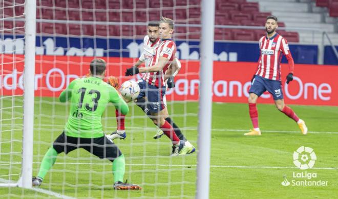 En-Nesyri dispara a la portería de Oblak (Foto: LaLiga)