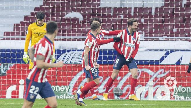 Saúl celebra su gol ante el Sevilla.
