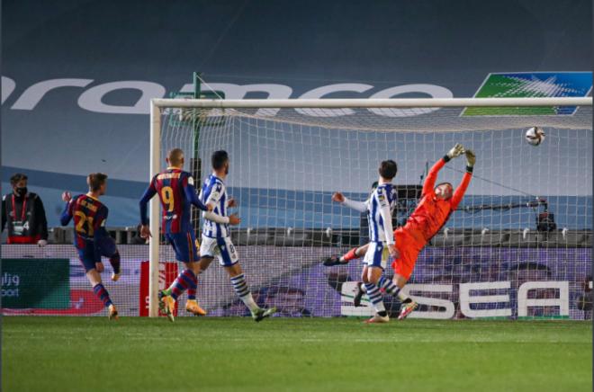 De Jong bate a Remiro (Foto: RFEF).