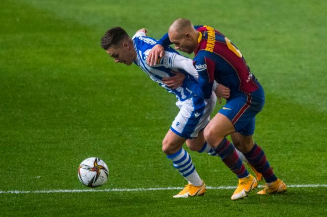 Gorosabel intenta proteger el balón ante la presión de Braithwaite (Foto: @DeporteAND).
