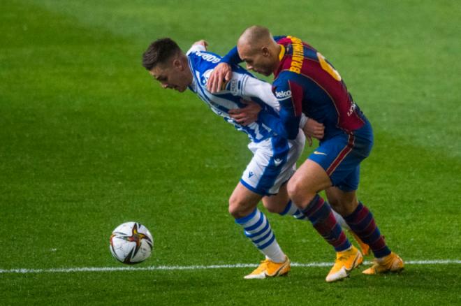 Gorosabel intenta proteger el balón ante la presión de Braithwaite (Foto: @DeporteAND).