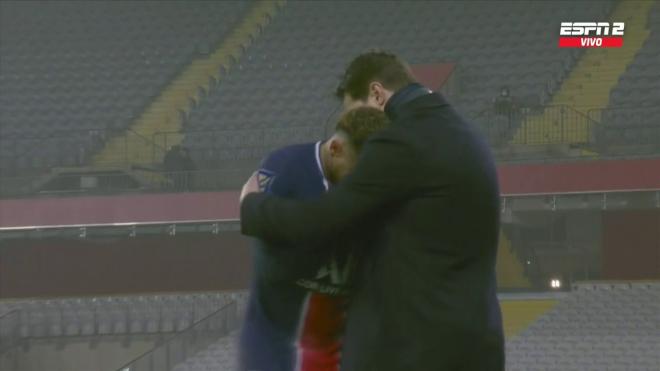 Neymar abraza a Mauricio Pochettino tras marcar en la Supercopa de Francia.